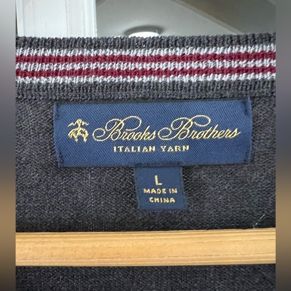 Brooks Brothers Italian Yarn Men’s V-neck - size L - 100% merino wool - Picture 3 of 5